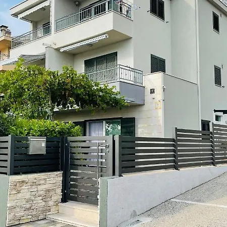 Gabrijel 1 Apartment *